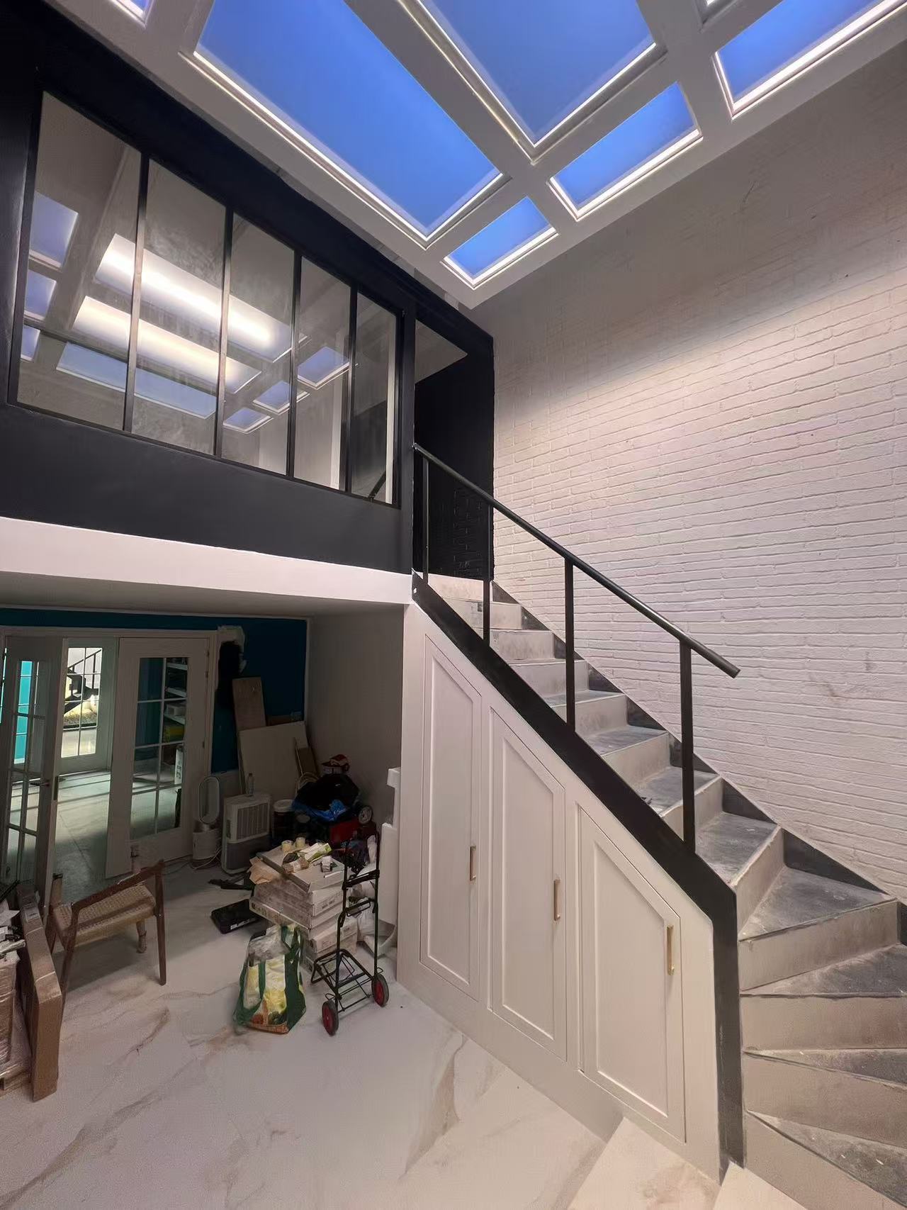 أحدث مدونات الشركة حول كيف تٌحوّل الإضاءة الاصطناعية للسماء المساحات الداخلية الخالية من النوافذ